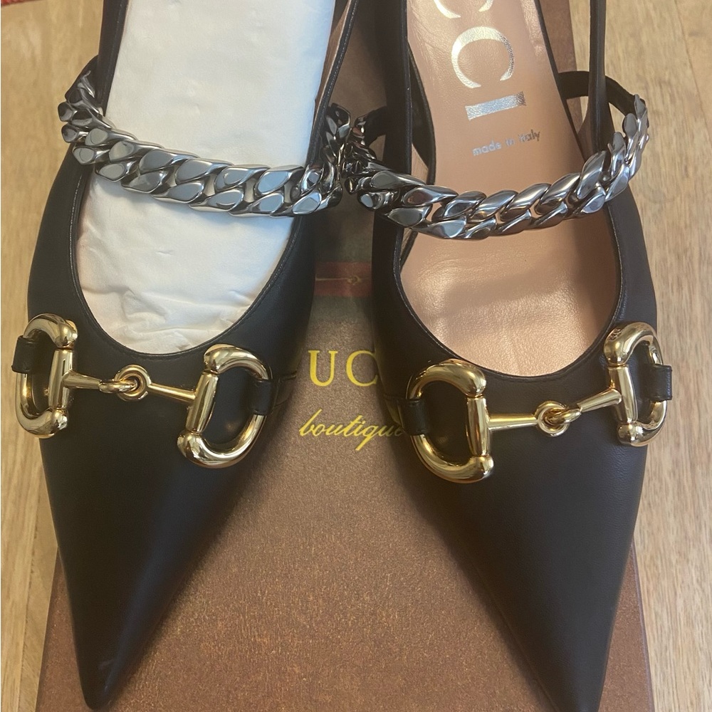 Gucci black pointed toe kitten heel shoe. Feminine, horse bit and chain detail.